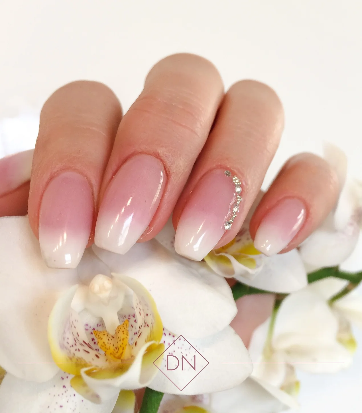 Elegantes Nageldesign für eine Hochzeit