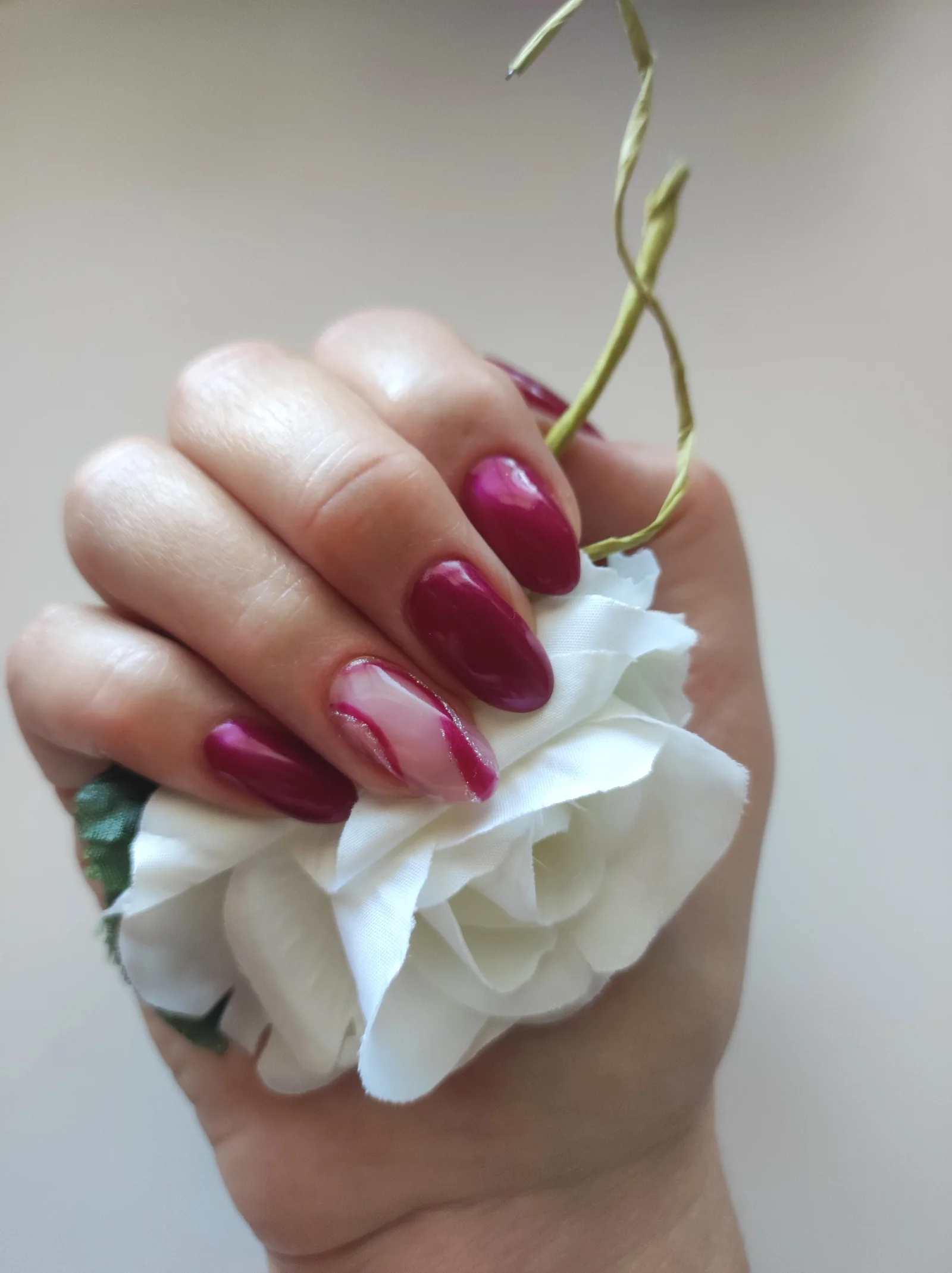 Beerenrotes Design mit Marmor-Akzent