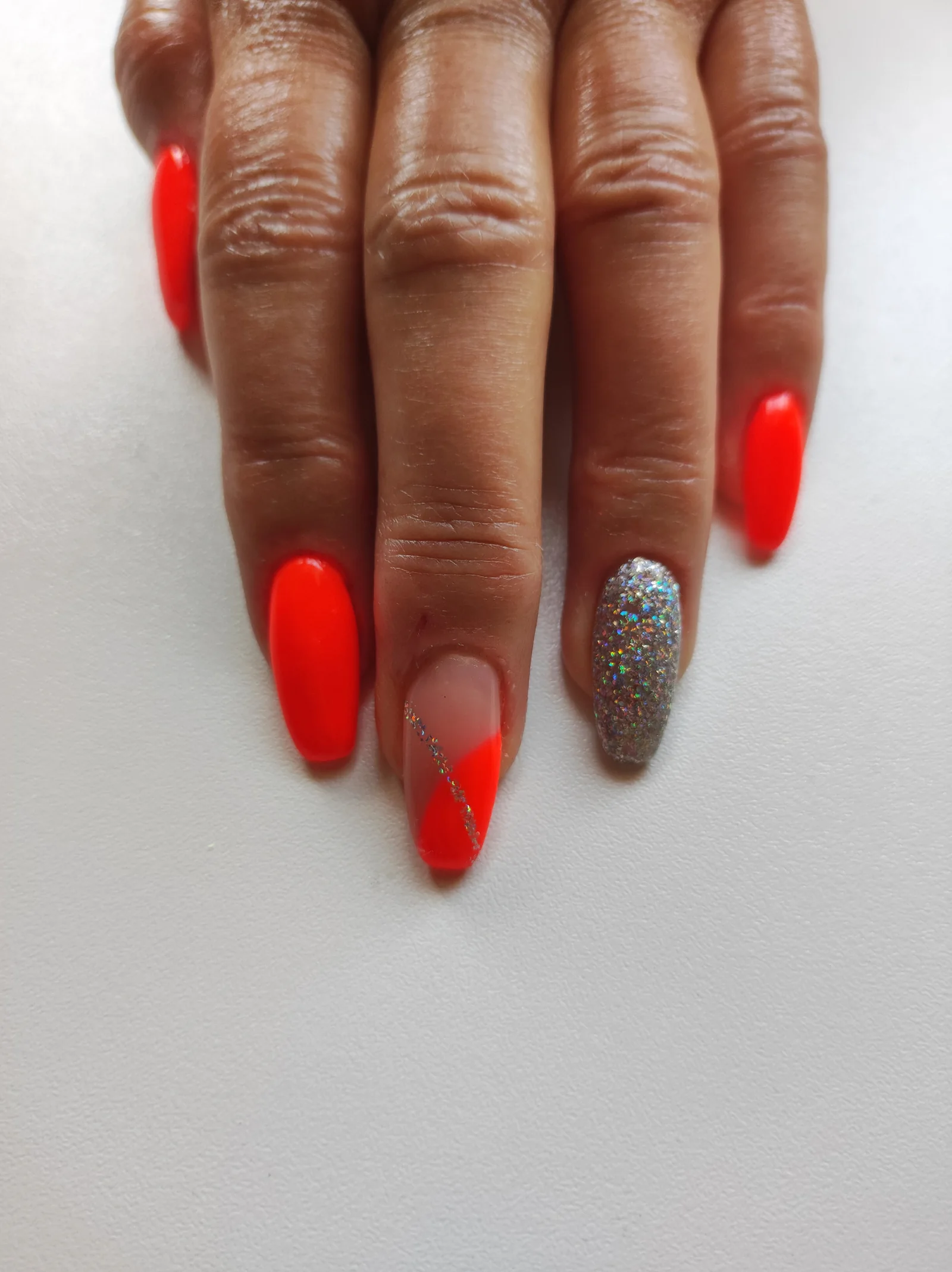 Neonrot mit Glitzer-Akzent